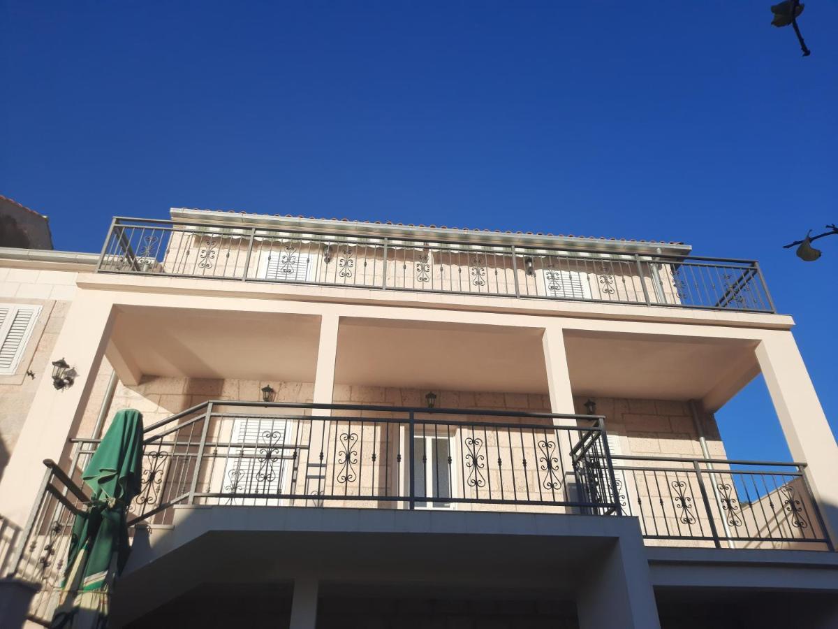 Apartments Villa Beba Komiza Exterior photo