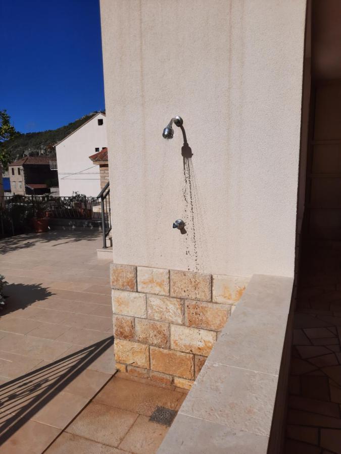 Apartments Villa Beba Komiza Exterior photo